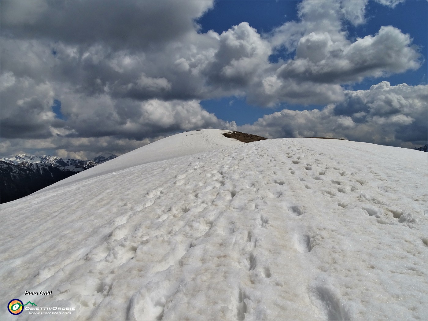 80 Bella panoramica e  lunghetta la salita alla cima del Montu (1854 m) pestando sempre neve .JPG
